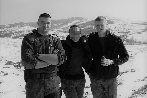 4 marca 2003 roku. Macedonia. Na skutek wybuchu miny przygotowanej przez Albańczyków giną dwaj żołnierze z 1 Pułku Specjalnego Komandosów – sierż. Paweł Legencki i sierż. Piotr Mikułowski.