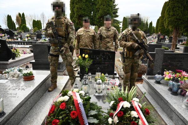 15 kwietnie o godzinie 11:00 na cmentarzu przy lubelskim Majdanku z honorami oznaczono grób sierżanta Pawła Legenckiego insygniami Orderu Krzyża Wojskowego.