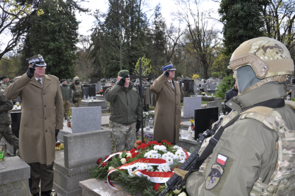 Dowódca Wojsk Specjalnych przy grobie generała Potasińskiego