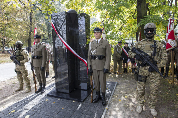 Odsłonięcie pomnika Cichociemnych Spadochroniarzy AK