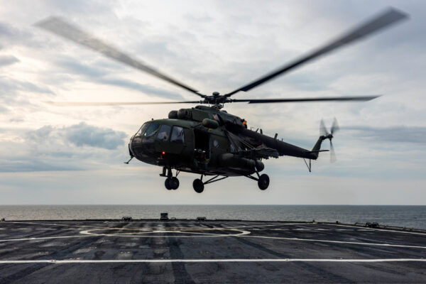 Śmigłowiec Powietrznej Jednostki Operacji Specjalnych podczas lądowania na USS Mount Whitney (LCC 20)