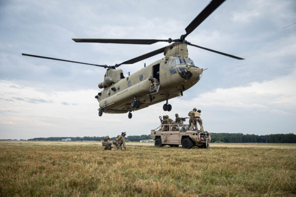 Jednostka Wojskowa GROM i Zielone Berety z 10 SFG (10th Special Forces Group) U.S. Army ćwiczą współpracę z CH-47 Chinook.