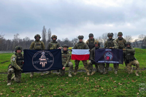Żołnierze OSŻW i instruktorzy PJOS podczas treningu strzeleckiego na strzelnicy.