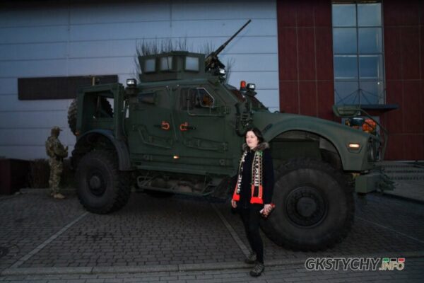 Zobacz, jak komandosi z JW AGAT i JWK promowali służbę wojskową podczas meczu hokeja w Tychach. Pokazy sprzętu M-ATV i HMMWV na Stadionie Zimowym. Sprawdź relację!