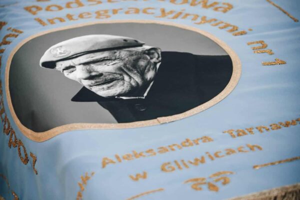 17 kwietnia 2026 — 82 lata po zrzucie „Upłaza" — Szkoła Podstawowa nr 1 w Gliwicach oficjalnie przyjęła imię ostatniego Cichociemnego, płk. Aleksandra Tarnawskiego. Fot. A Ćzyżyk / JW AGAT