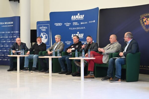 Spotkanie z weteranami GROM w Auli Głównej Centralnej Biblioteki Wojskowej w Warszawie