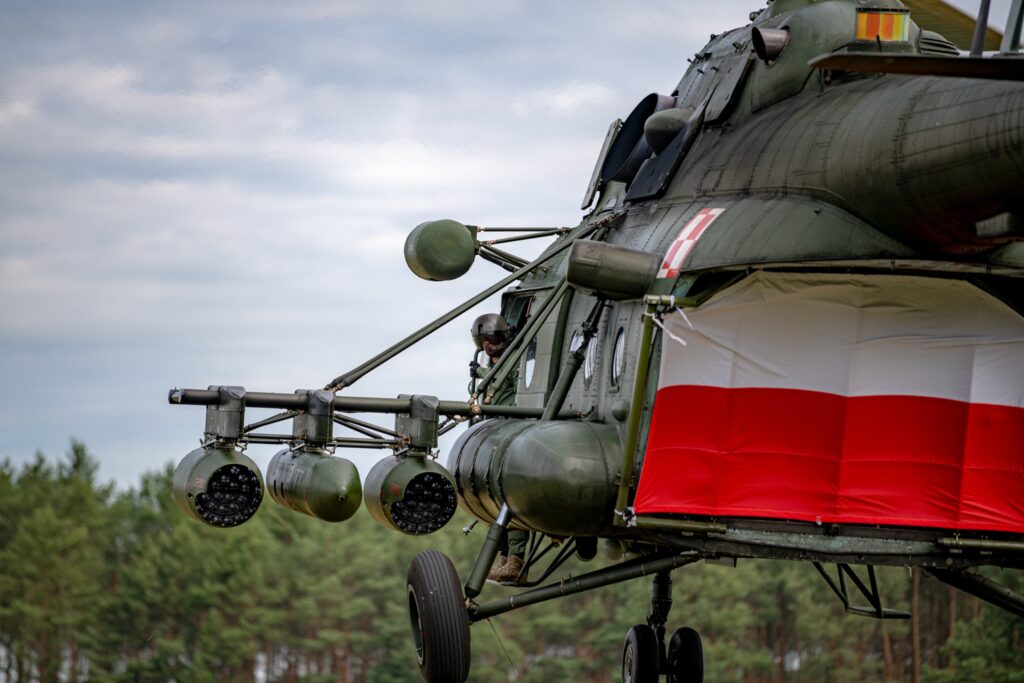 Śmigłowiec Mi-17 z PJOS w biało-czerwonych barwach na otwarcie Otwartych Śmigłowcowych Mistrzostw Polski w Płocku, 2 maja 2026