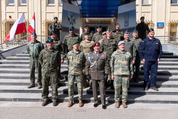 Lt.Gen. Martin Dorfer (Austria) z gen. broni Markiem Sokołowskim (DGRSZ) i polskim kierownictwem Sił Zbrojnych — fotografia pamiątkowa na schodach Dowództwa Generalnego RSZ, Warszawa, kwiecień 2026