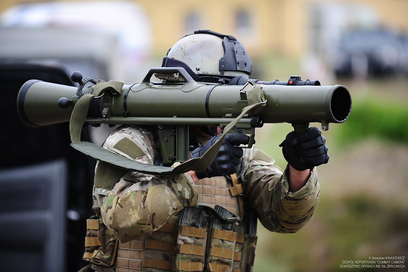 żołnierz Wojsk Specjalnych z wyrzutnią CarlGustav