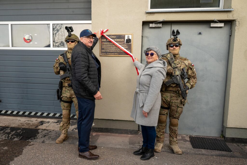 Odsłonięcie tablicy ku pamięci komandora Rembisza - twórcy Jednostki Wojskowej FORMOZA