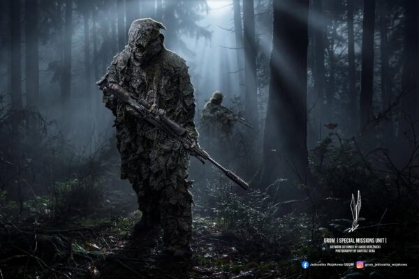 Snajper GROM w stroju maskującym ghillie na stanowisku strzeleckim w lesie