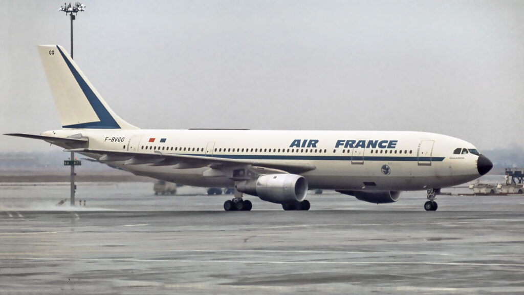 Airbus A300 F-BVGG - dokładnie ta maszyna zostanie porwana pięć miesięcy później. Lotnisko JFK, luty 1976. Fot. Lars Söderström, CC BY-SA 3.0