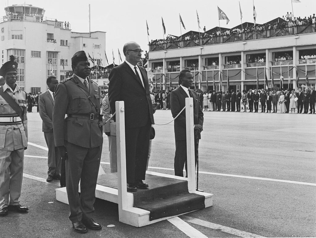 Ironia historii: Idi Amin wita premiera Izraela Lewiego Eszkola na lotnisku Entebbe, 1966 r. Fot. Moshe Pridan / GPO Israel, domena publiczna