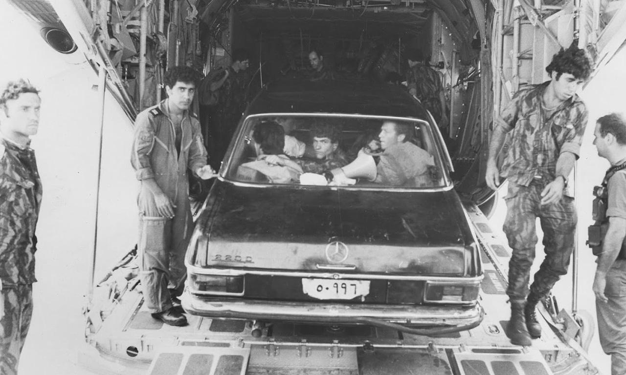 Żołnierze Sayeret Matkal przy Mercedesie użytym do imitacji kolumny Idi Amina podczas Operacji Entebbe 1976