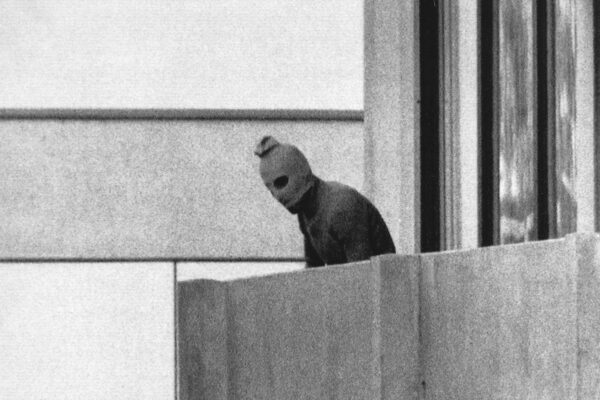 Maskowany terrorysta Czarnego Września na balkonie wioski olimpijskiej w Monachium 1972