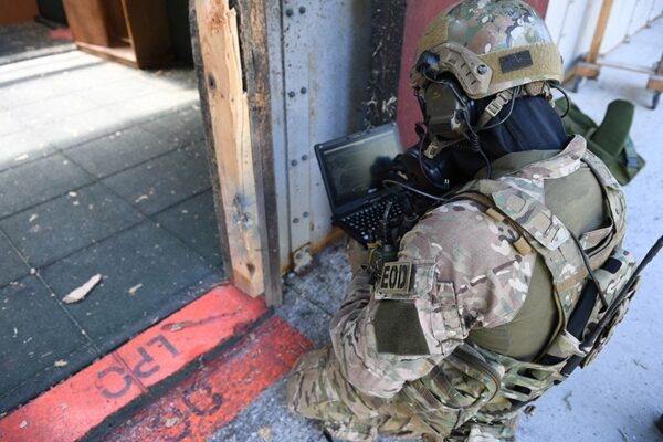 Technik EOD Jednostki Wojskowej GROM przy pracy z materialami wybuchowymi (Fot. Jednostka Wojskowa GROM)
