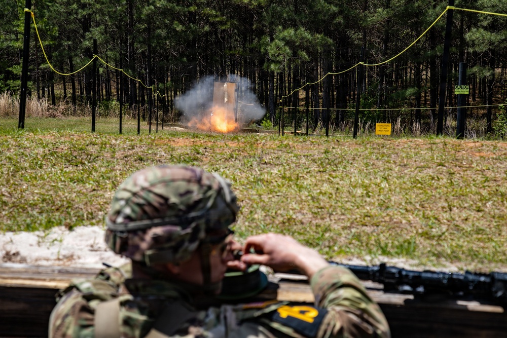 Zawodnicy Best Ranger Competition pokonują tor przeszkód w Fort Benning
