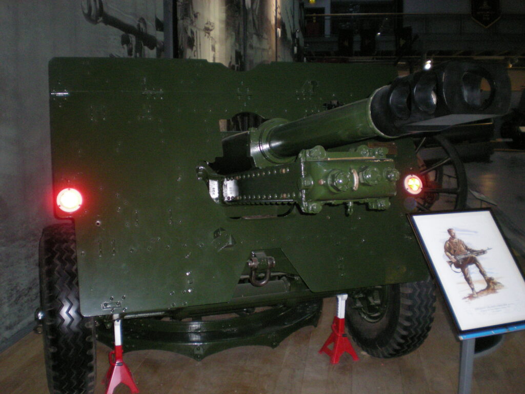 Zabytkowe działo 25-funtowe zwane działem Mirbat w muzeum artylerii w Woolwich