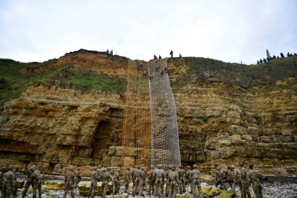 Żołnierze 75. Pułku Rangersów wspinają się po linach na klify Pointe du Hoc w Normandii