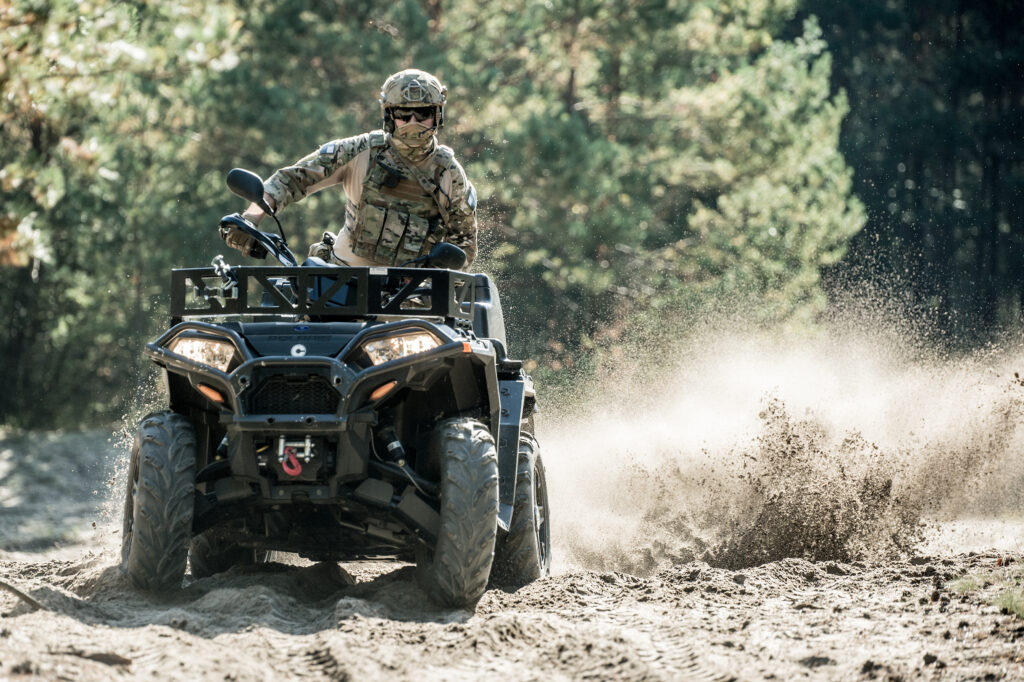 Mobilność · quad w terenie piaszczystym