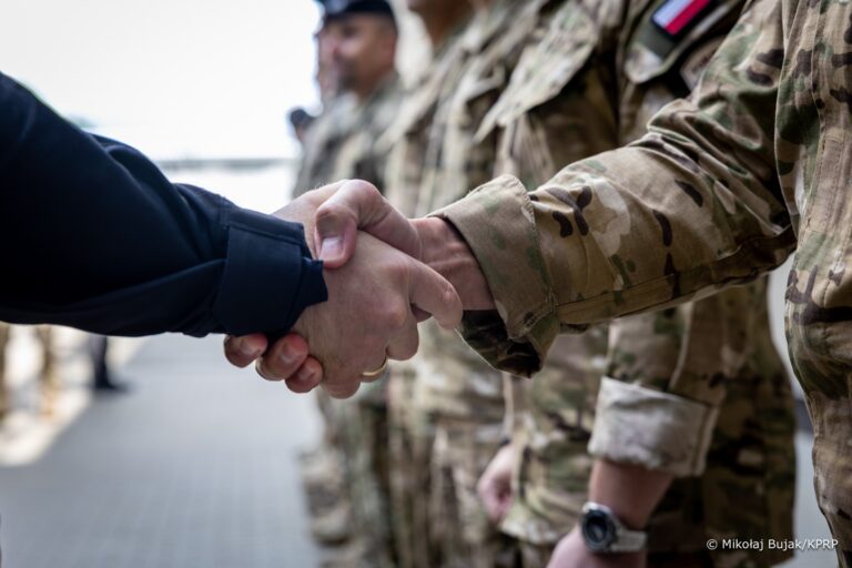Uścisk dłoni Prezydenta RP z żołnierzem Jednostki Wojskowej Formoza w mundurze multicam