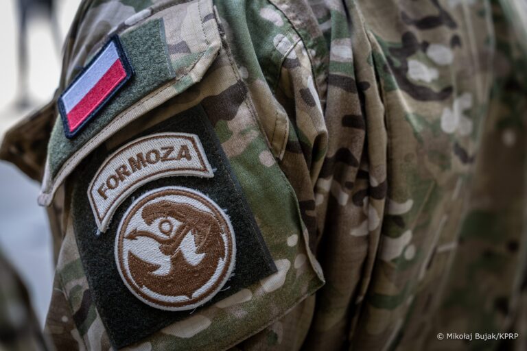 Naszywka FORMOZA i flaga Polski na rękawie munduru w kamuflażu multicam