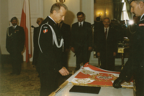 30 lat Sztandaru JW GROM – dwie daty, orzeł z gromem i „Bóg, Honor, Ojczyzna”
