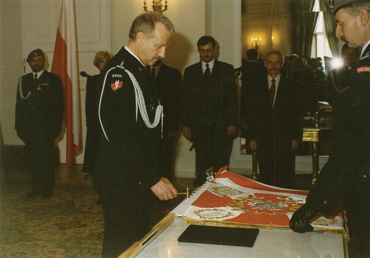 30 lat Sztandaru JW GROM – dwie daty, orzeł z gromem i „Bóg, Honor, Ojczyzna”