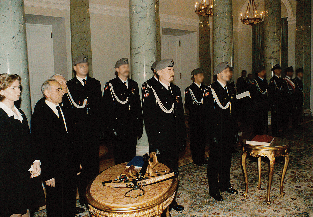 Uroczystość wręczenia sztandaru JW GROM w Pałacu Prezydenckim - poczet sztandarowy i rodzice chrzestni, 1996