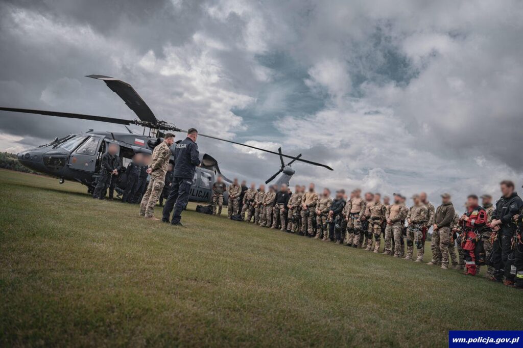 Kontrterroryści w oporządzeniu przy policyjnym śmigłowcu S-70i Black Hawk