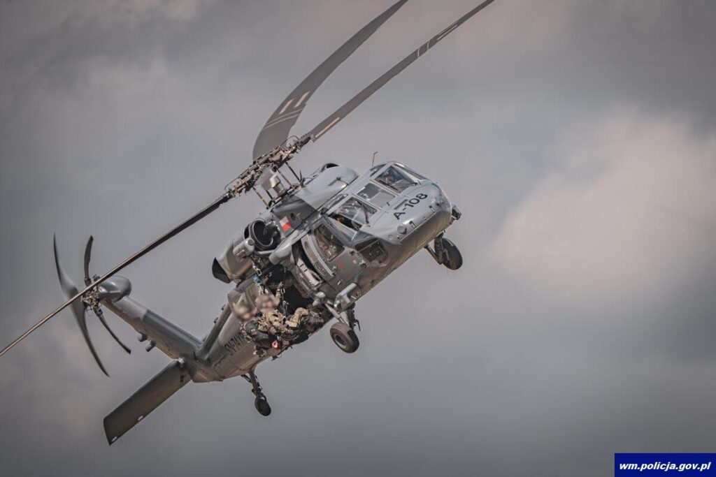 Policyjny S-70i Black Hawk w locie nad terenem ćwiczeń