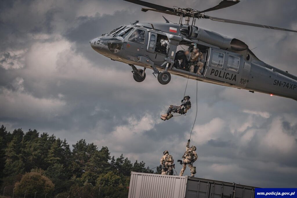 Fast roping z policyjnego śmigłowca S-70i Black Hawk na dach konstrukcji kontenerowej
