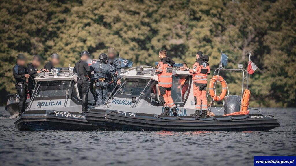 Dwie policyjne łodzie Sportis na wodzie, na pokładzie funkcjonariusze i ratownicy