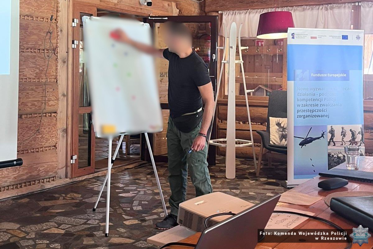 policyjni kontrterroryści podczas szkolenia z zielonej taktyki w terenie otwartym w Bieszczadach