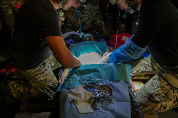 Operacja chirurgiczna na pokładzie ORP „Kościuszko”. GROM ćwiczył z Marynarką Wojenną