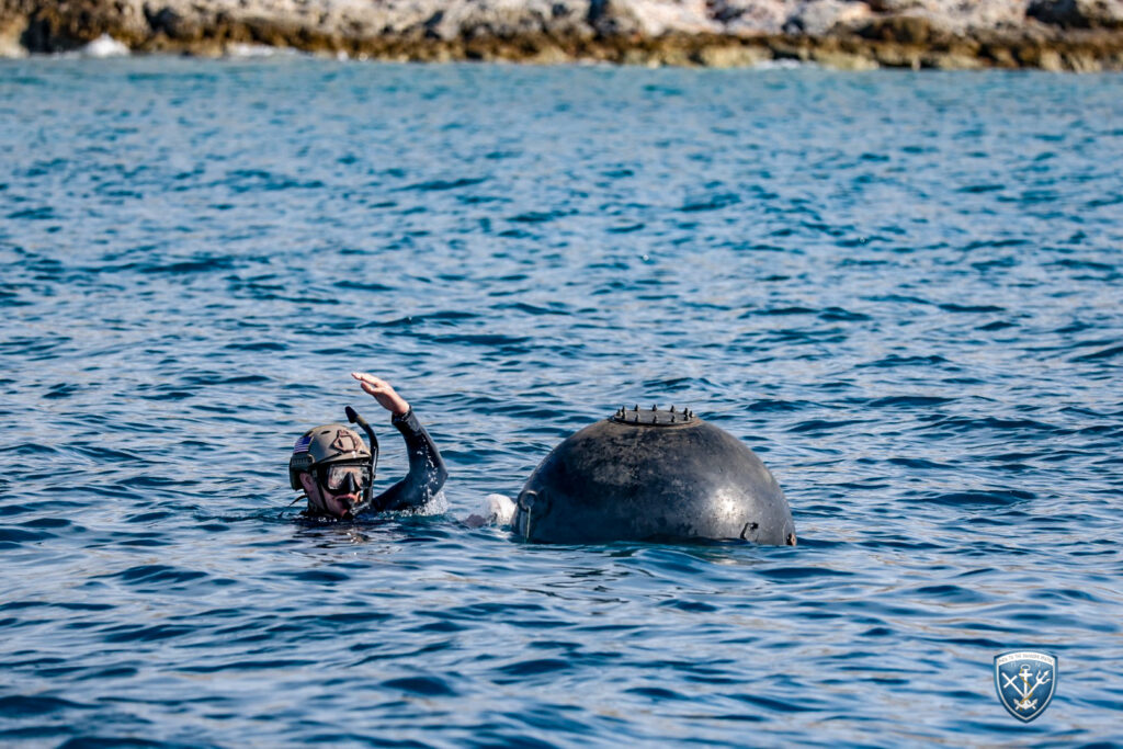 Nurek przy ćwiczebnej minie na powierzchni morza podczas ćwiczenia Aegean Seal 2026