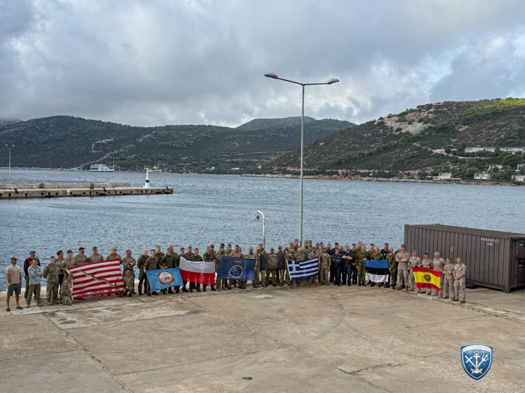 Uczestnicy ćwiczenia Aegean Seal 2026 z flagami państw, w tym Polski, na nabrzeżu