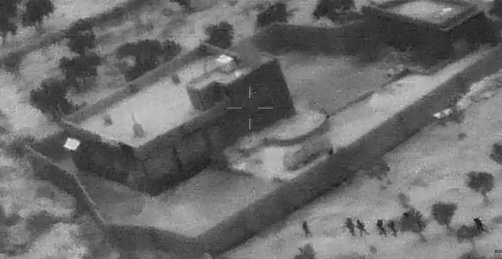 Kadr z nagrania Pentagonu: amerykańscy operatorzy sił specjalnych podchodzą pod mur kompleksu al-Baghdadiego w nocy 26 października 2019 roku