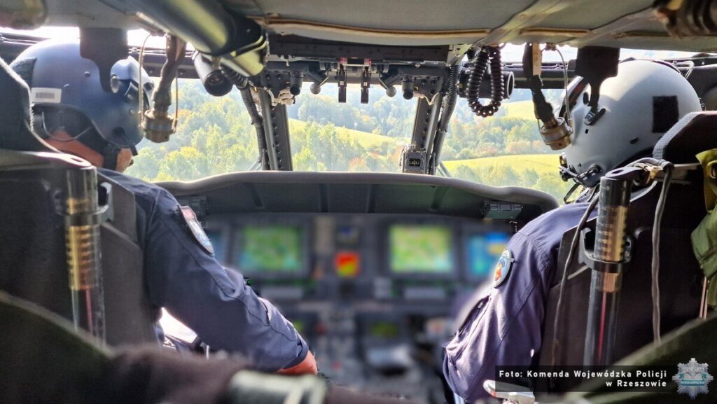 Kabina pilotów policyjnego śmigłowca S-70i Black Hawk podczas lotu nad Bieszczadami