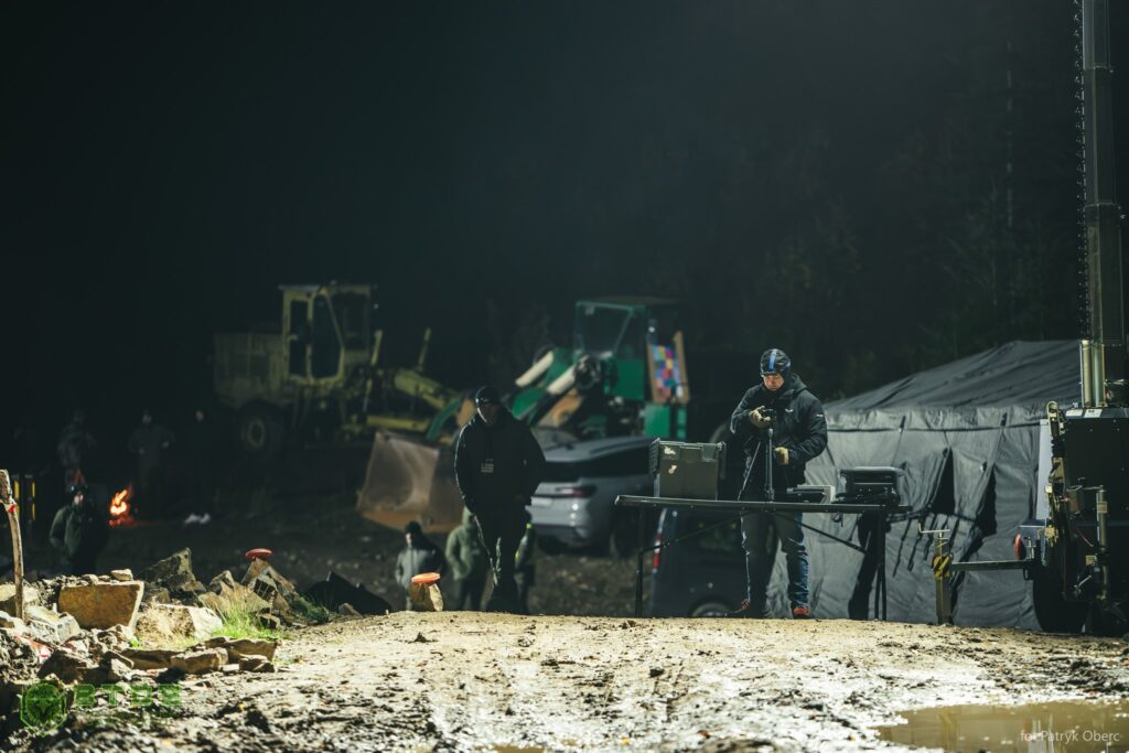 Nocne stanowiska w kamieniołomie podczas BTDE 2026: namioty, sprzęt ciężki i błotnisty teren