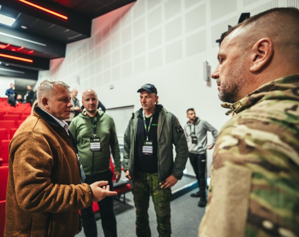 Uczestnicy i goście BTDE 2026 rozmawiają w sali konferencyjnej
