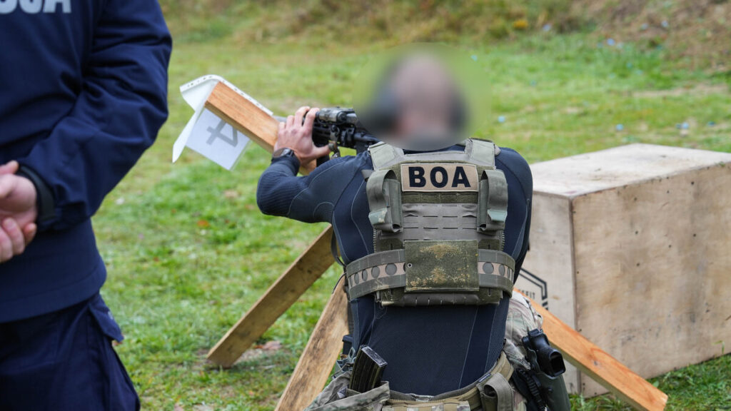 Policjant BOA strzela z pistoletu zza przeszkody podczas zawodów DRACO CHALLENGE 2026