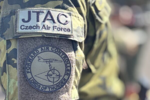 Rękaw czeskiego munduru polowego z naszywkami JTAC Czech Air Force oraz Forward Air Controller — Lords of Thunder