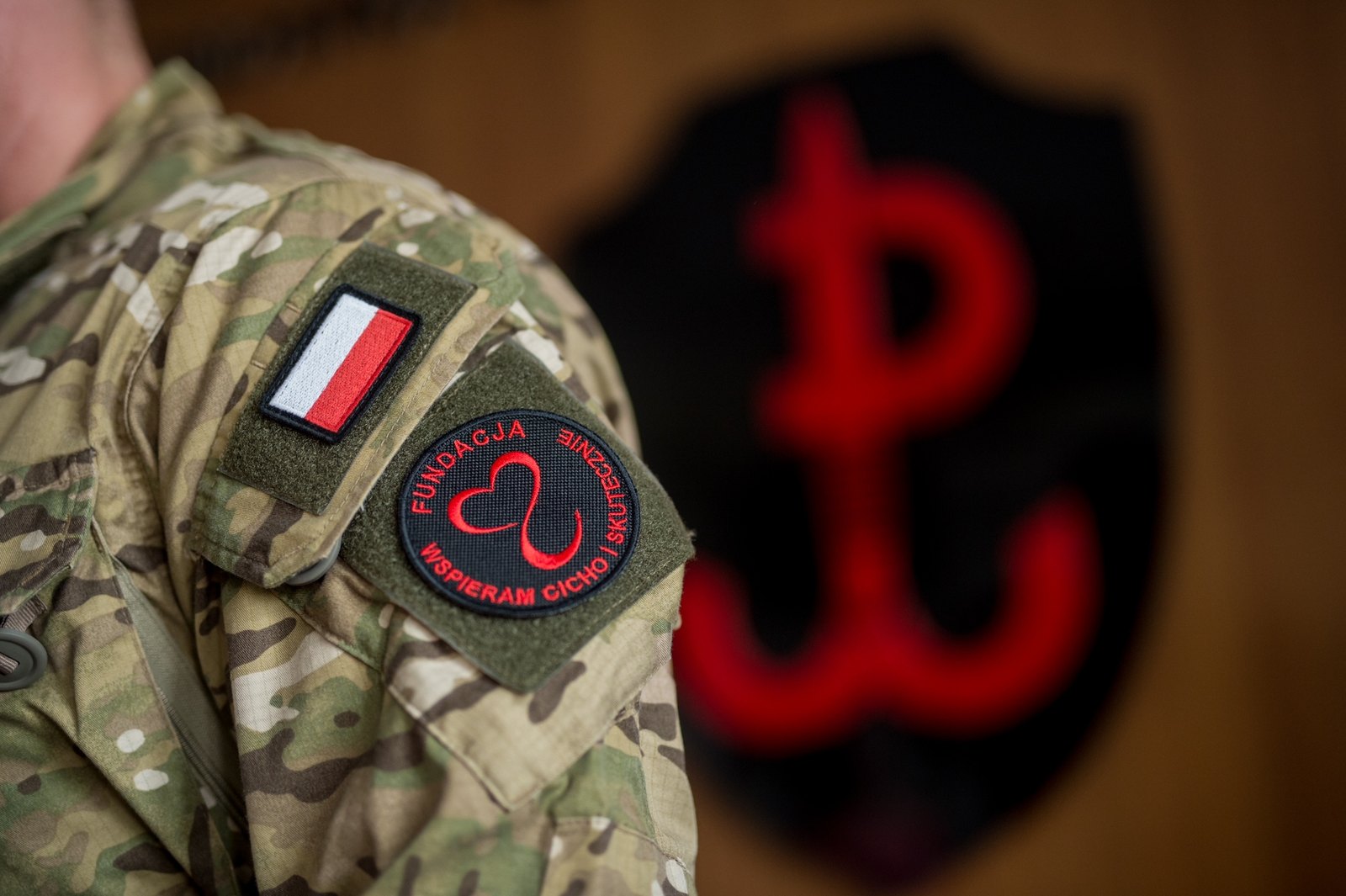 Naszywka Fundacji „Wspieram cicho i skutecznie” na mundurze żołnierza JWK