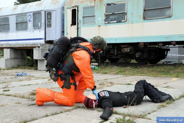 Cysterna z amoniakiem i pociąg. Na poligonie GROM-u ćwiczono identyfikację ofiar katastrofy