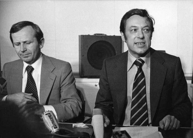 Rzecznik rządu RFN Klaus Bölling odczytuje dziennikarzom w Bonn oświadczenie sztabu kryzysowego o uwolnieniu zakładników, 18 października 1977 roku, godzina 2 w nocy