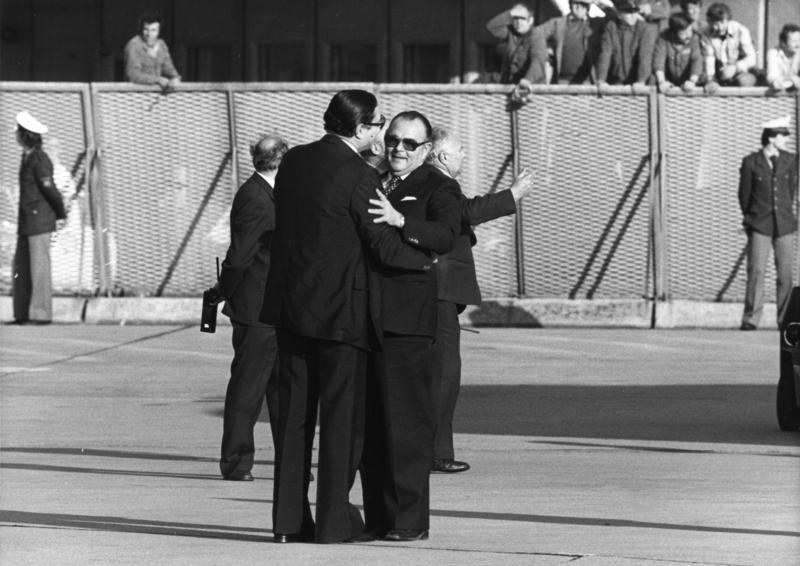 Minister spraw wewnętrznych Werner Maihofer wita Hansa-Jürgena Wischnewskiego po powrocie z Mogadiszu na lotnisku Kolonia/Bonn, 18 października 1977 roku