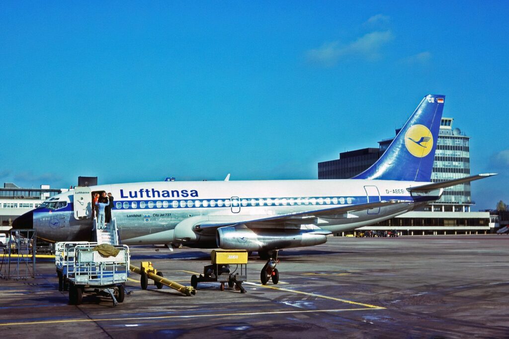 Boeing 737 Lufthansy o znakach D-ABCE z napisem „Landshut” na kadłubie, lotnisko w Manchesterze, 24 października 1975 roku – dwa lata przed porwaniem