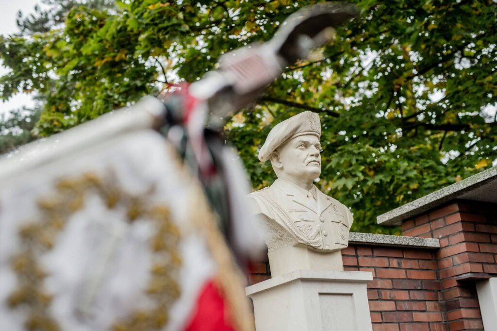 Popiersie gen. broni Włodzimierza Potasińskiego przed Kościołem Garnizonowym JWK w Lublińcu, na pierwszym planie sztandar