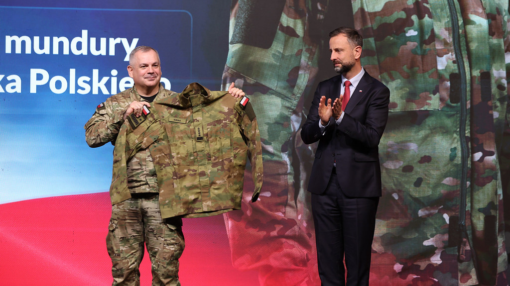 Generał trzyma bluzę w nowym wzorze maskującym podczas prezentacji nowego munduru taktycznego
